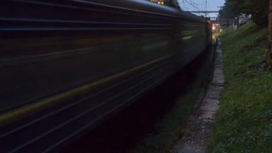 铁路列车快速运动